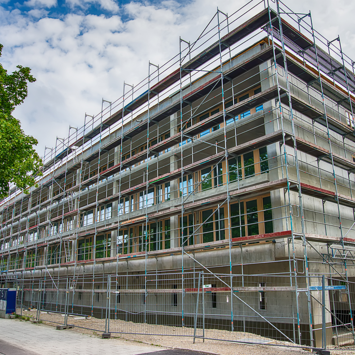 Scaffolding equipment and platforms arranged safely on a construction site