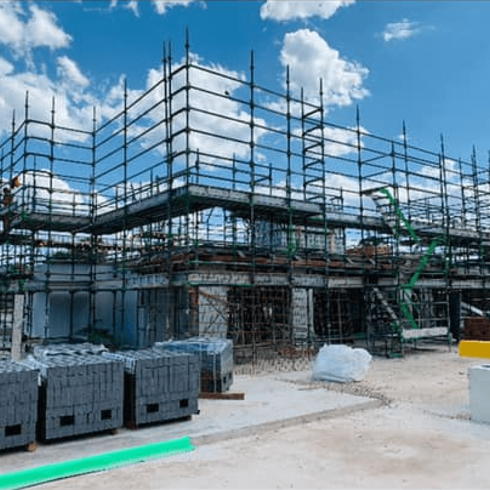 Scaffold platforms supporting construction works in Cambridge Park